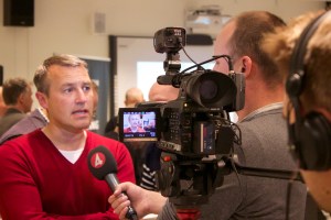 Mikael Henriksson, arkeolog i mediernas hetluft, sedan han varit med om att offentliggöra de nya fynden från Johannishusåsen.