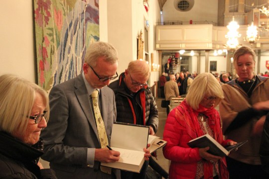 Efter föredraget ville många träffa Dick Harrison och köpa hans böcker.