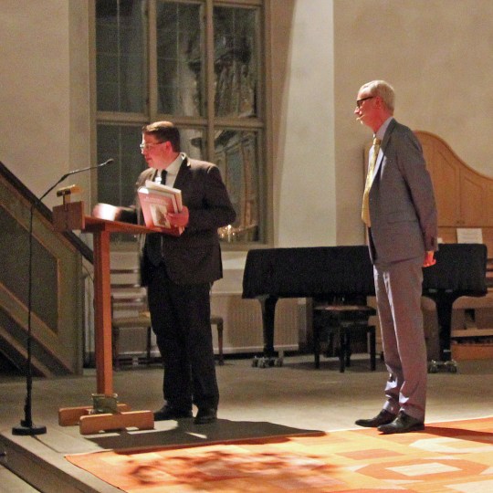 Marcus Bernhardsson från Mjällby lekmannakår introducerade Dick Harrison i Mjällby kyrka.