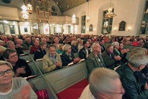 Fullsatt i Mjällby kyrka när Dick Harrison bland annat berättade om Listers historia och om korståg.