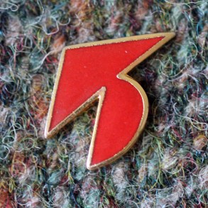 Boverkets första logotyp, antagen vid ett dopkalas 1988. Här på ett kavajuppslag.