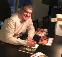 Ingemar Lönnbom signerar. Foto Ola Hallqvist.