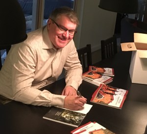 Ingemar Lönnbom signerar. Foto Ola Hallqvist.