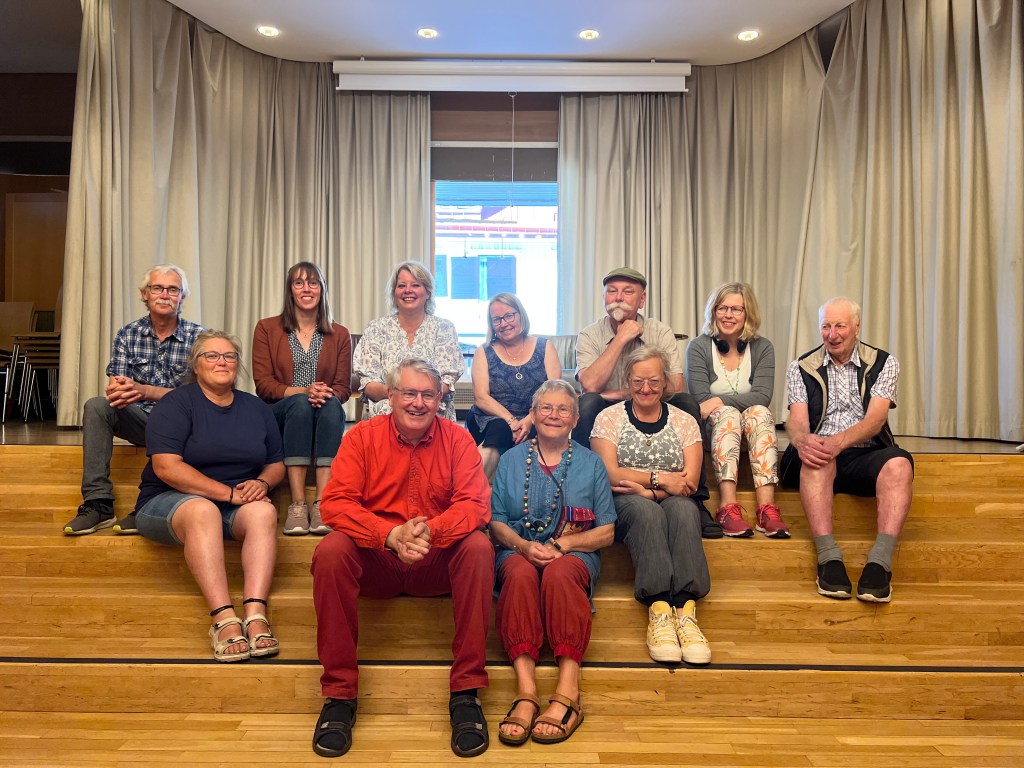 Här är en stor del av arrangörerna bakom Berättarfest 2023. Rödeby norra hembygdsförening, Bottnansmåla gård, Holmsjö hembygdsförening, Kulturkompaniet och Torsten Johansson, Göksjöholm har alla minst en programpunkt under veckan 2 - 9 juli 2023. 